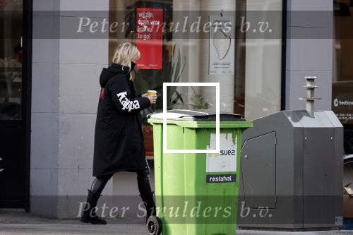 Amsterdam 17 december 2020
Bridget Maasland haalt koffie to go en parkeert haar auto op een parkeerplaats voor gehandicapten.