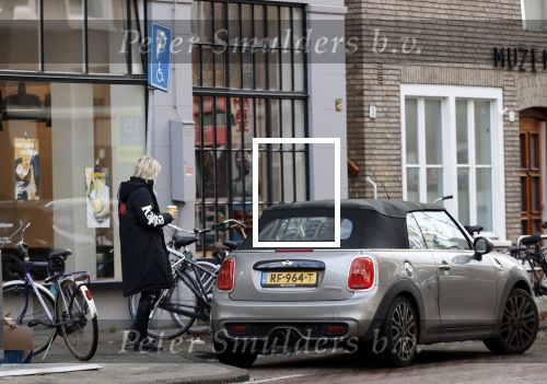 Amsterdam 17 december 2020
Bridget Maasland haalt koffie to go en parkeert haar auto op een parkeerplaats voor gehandicapten.