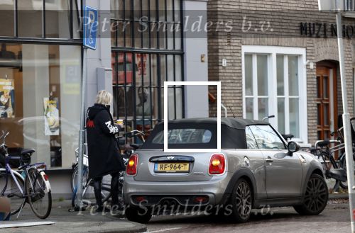 Amsterdam 17 december 2020
Bridget Maasland haalt koffie to go en parkeert haar auto op een parkeerplaats voor gehandicapten.