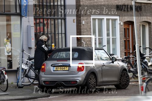 Amsterdam 17 december 2020
Bridget Maasland haalt koffie to go en parkeert haar auto op een parkeerplaats voor gehandicapten.