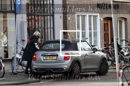 Amsterdam 17 december 2020
Bridget Maasland haalt koffie to go en parkeert haar auto op een parkeerplaats voor gehandicapten.