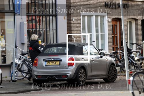 Amsterdam 17 december 2020
Bridget Maasland haalt koffie to go en parkeert haar auto op een parkeerplaats voor gehandicapten.