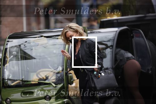 Amsterdam 27 november 2020
Connie Witteman doet boodschappen met een mondkapje