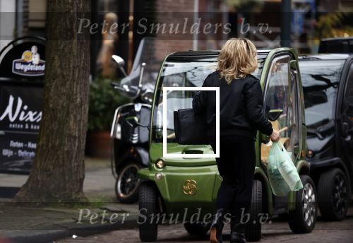 Amsterdam 27 november 2020
Connie Witteman doet boodschappen met een mondkapje