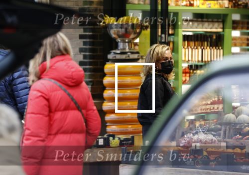Amsterdam 27 november 2020
Connie Witteman doet boodschappen met een mondkapje