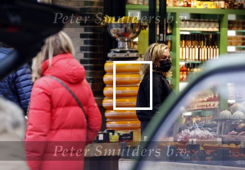 Amsterdam 27 november 2020
Connie Witteman doet boodschappen met een mondkapje