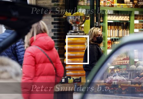 Amsterdam 27 november 2020
Connie Witteman doet boodschappen met een mondkapje