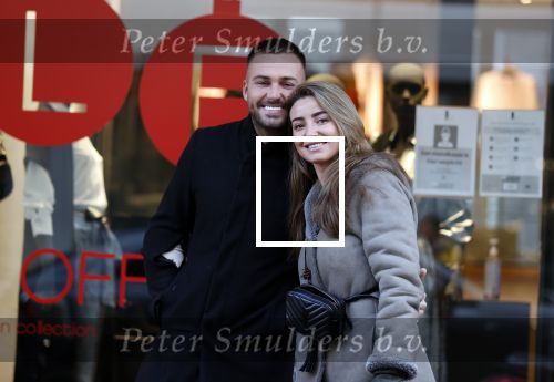 Amsterdam 5 december 2020
Dave Roelvink met zijn vriendin Jazzlyn op de pc hooftstraat