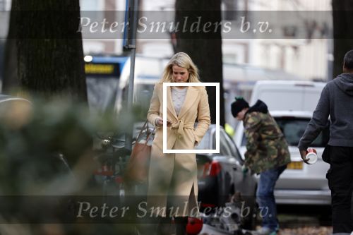 Amsterdam 10 december 2020
Dionne Stax met mobieltje op straat