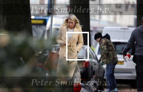 Amsterdam 10 december 2020
Dionne Stax met mobieltje op straat