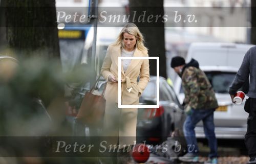 Amsterdam 10 december 2020
Dionne Stax met mobieltje op straat