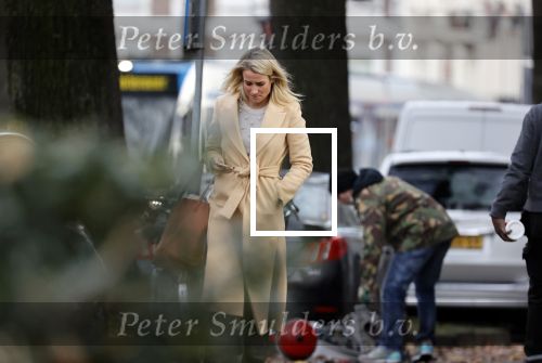 Amsterdam 10 december 2020
Dionne Stax met mobieltje op straat