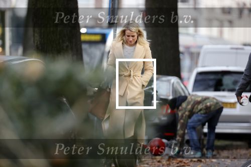 Amsterdam 10 december 2020
Dionne Stax met mobieltje op straat