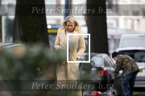 Amsterdam 10 december 2020
Dionne Stax met mobieltje op straat