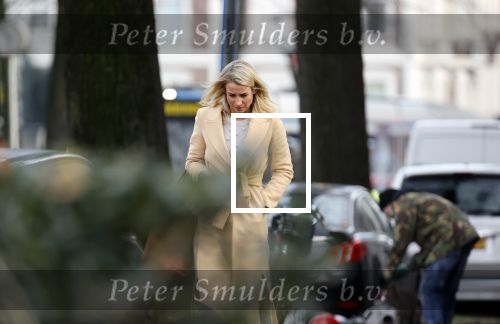 Amsterdam 10 december 2020
Dionne Stax met mobieltje op straat