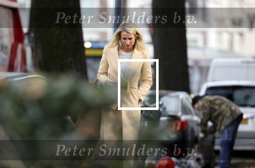 Amsterdam 10 december 2020
Dionne Stax met mobieltje op straat