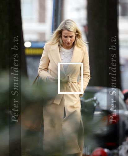 Amsterdam 10 december 2020
Dionne Stax met mobieltje op straat