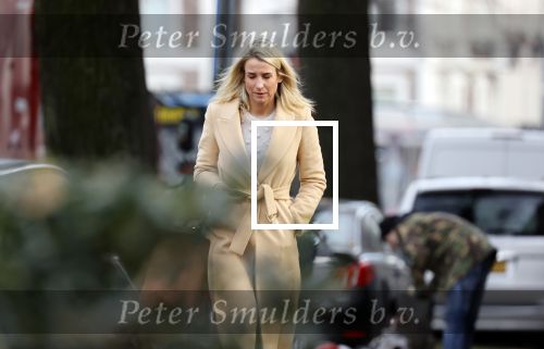 Amsterdam 10 december 2020
Dionne Stax met mobieltje op straat