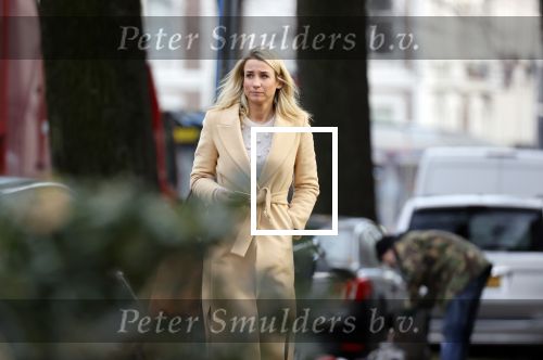 Amsterdam 10 december 2020
Dionne Stax met mobieltje op straat