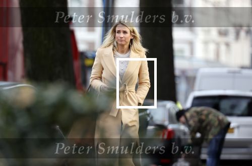 Amsterdam 10 december 2020
Dionne Stax met mobieltje op straat