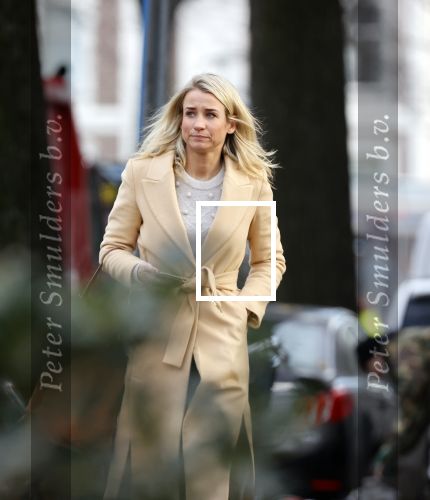 Amsterdam 10 december 2020
Dionne Stax met mobieltje op straat