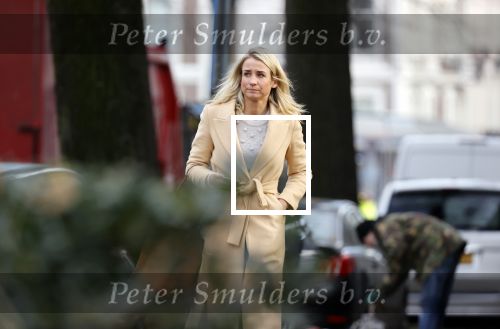 Amsterdam 10 december 2020
Dionne Stax met mobieltje op straat