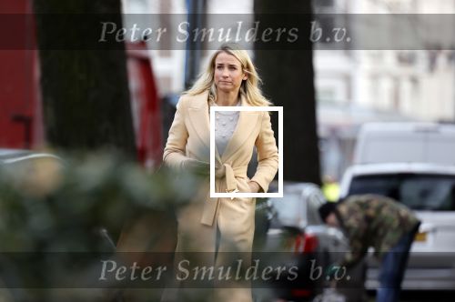 Amsterdam 10 december 2020
Dionne Stax met mobieltje op straat