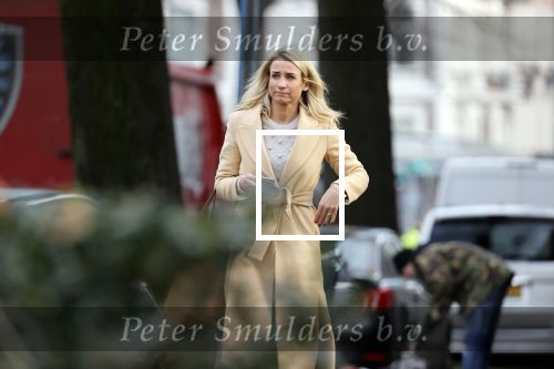 Amsterdam 10 december 2020
Dionne Stax met mobieltje op straat