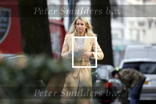 Amsterdam 10 december 2020
Dionne Stax met mobieltje op straat