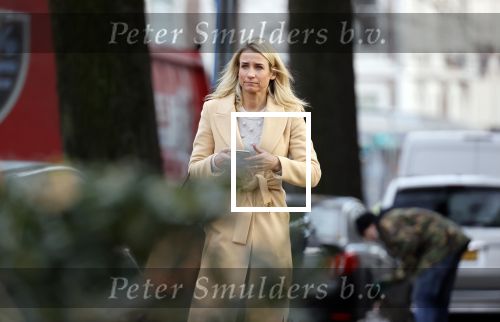 Amsterdam 10 december 2020
Dionne Stax met mobieltje op straat