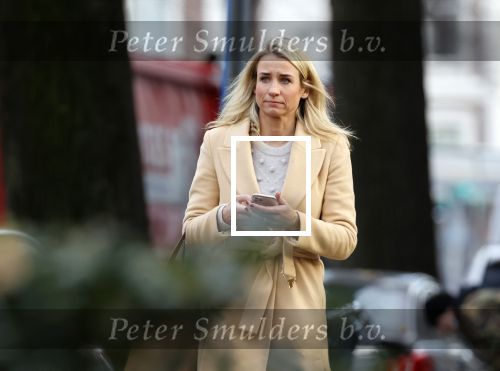 Amsterdam 10 december 2020
Dionne Stax met mobieltje op straat