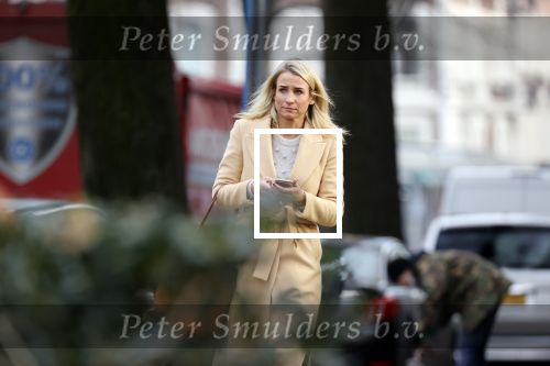 Amsterdam 10 december 2020
Dionne Stax met mobieltje op straat