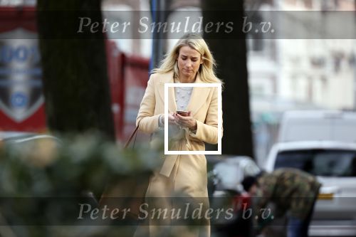 Amsterdam 10 december 2020
Dionne Stax met mobieltje op straat