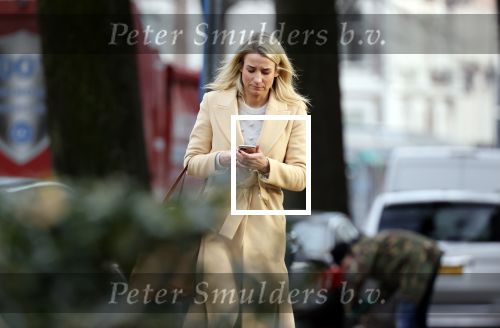 Amsterdam 10 december 2020
Dionne Stax met mobieltje op straat