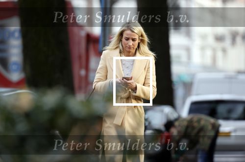 Amsterdam 10 december 2020
Dionne Stax met mobieltje op straat