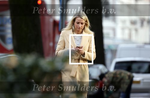 Amsterdam 10 december 2020
Dionne Stax met mobieltje op straat