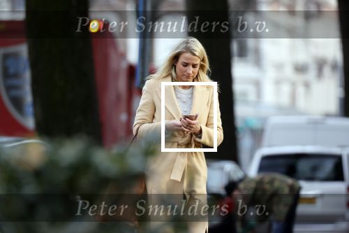 Amsterdam 10 december 2020
Dionne Stax met mobieltje op straat