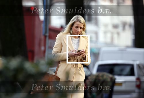 Amsterdam 10 december 2020
Dionne Stax met mobieltje op straat