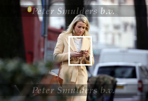 Amsterdam 10 december 2020
Dionne Stax met mobieltje op straat