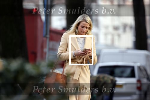 Amsterdam 10 december 2020
Dionne Stax met mobieltje op straat