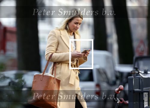 Amsterdam 10 december 2020
Dionne Stax met mobieltje op straat