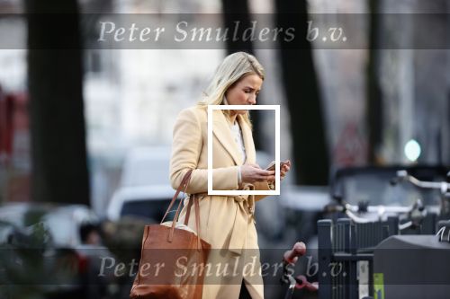 Amsterdam 10 december 2020
Dionne Stax met mobieltje op straat