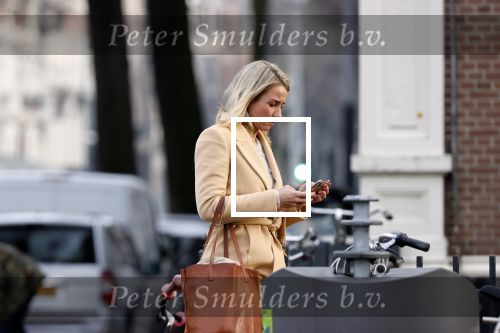 Amsterdam 10 december 2020
Dionne Stax met mobieltje op straat