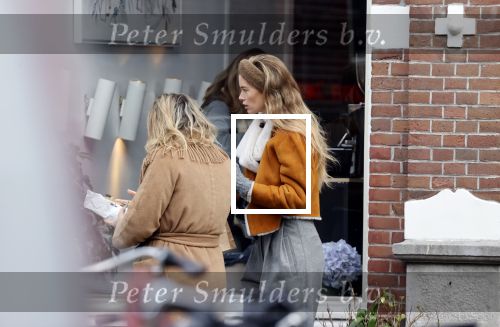 Amsterdam 1 december 2020
Doutzen Kroes eet broodje met Lieke en Jetteke v Lexmond