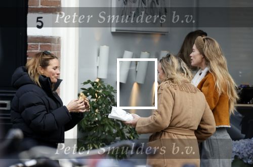 Amsterdam 1 december 2020
Doutzen Kroes eet broodje met Lieke en Jetteke v Lexmond