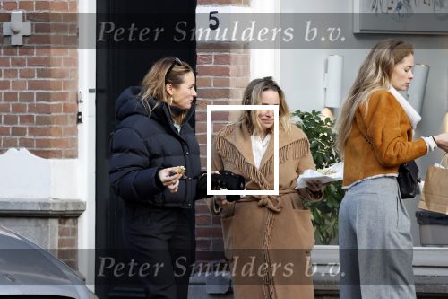 Amsterdam 1 december 2020
Doutzen Kroes eet broodje met Lieke en Jetteke v Lexmond