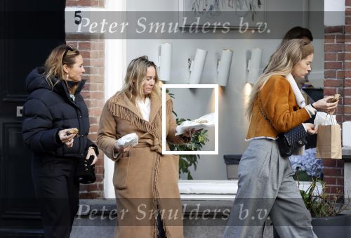 Amsterdam 1 december 2020
Doutzen Kroes eet broodje met Lieke en Jetteke v Lexmond