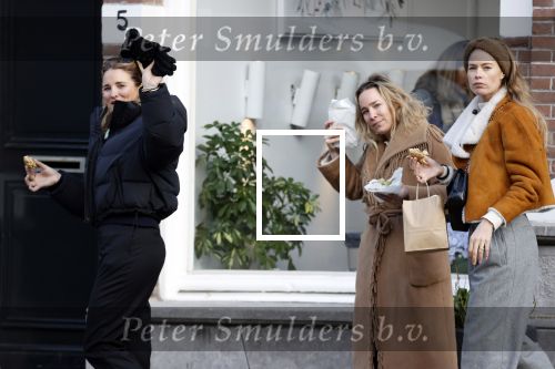 Amsterdam 1 december 2020
Doutzen Kroes eet broodje met Lieke en Jetteke v Lexmond