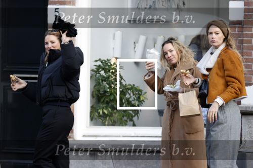 Amsterdam 1 december 2020
Doutzen Kroes eet broodje met Lieke en Jetteke v Lexmond