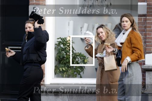 Amsterdam 1 december 2020
Doutzen Kroes eet broodje met Lieke en Jetteke v Lexmond